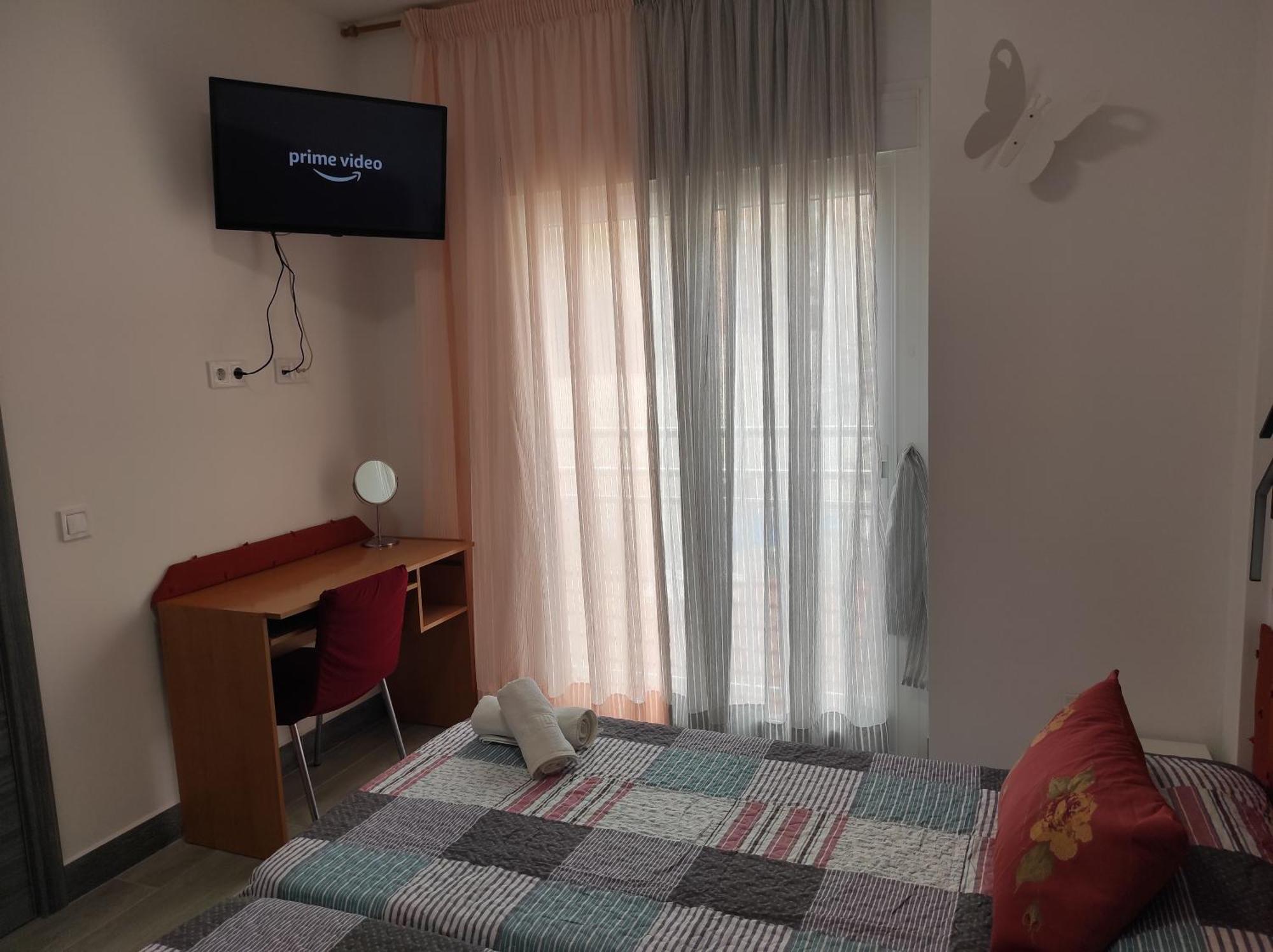 Con Terraza Y Muy Cerca De La Playa,centro Y Estacion De Tren Feriehus Málaga